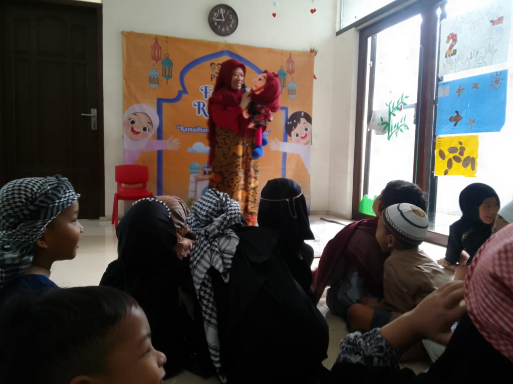 Kak Ocy membawakan dongeng nilai-nilai kebaikan dan berbagi, pada Rabu (19/3/2025).