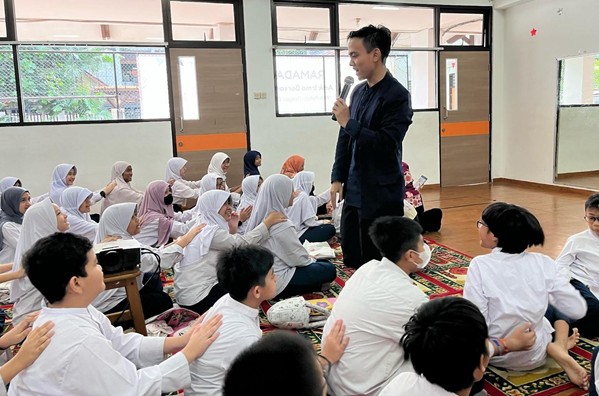 ramadan ceria sd adik irma2 dompet dhuafa Sesi Games Siswa dan Guru SD Adik Irma oleh Kak Ridwan, dalam rangkaian Ramadan Ceria SD Adik Irma dan Dompet Dhuafa.