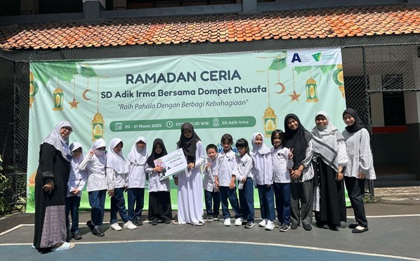 ramadan ceria sd adik irma3 dompet dhuafa Selain mengadakan Talkshow bersama Hafiz penyandang tunanetra, dilakukan juga penyerahan bantuan secara simbolis santunan untuk Hafiz Tunanetra oleh SD Adik Irma.
