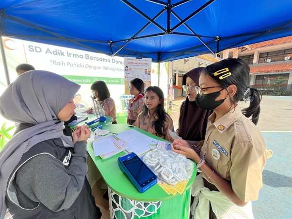 ramadan ceria sd adik irma4 dompet dhuafa Siswa siswi SD Adik Irma belajar untuk membayar zakat secara mandiri melalui Zakat Day yang dilakukan Dompet Dhuafa.