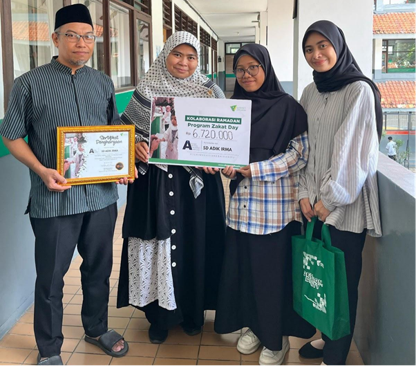 ramadan ceria sd adik irma6 dompet dhuafa SD Adik Irma juga turut menyerahkan secara simbolis Kolaborasi Ramadan Program Zakat Day, berupa dana zakat fitrah yang nantinya disalurkan melalui Dompet Dhuafa.