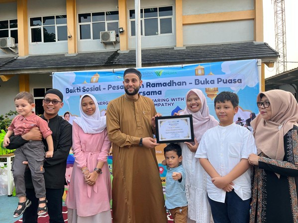 ramadan ceria dan zakat day di sd avicenna1 dompet dhuafa Serah terima hasil penghimpunan Zakat Day kepada Dompet Dhuafa dari para siswa SD Avicenna Cinere pada kegiatan Zakat Day, Ramadan 1446 H.