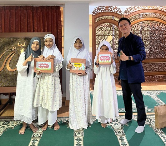 ramadan ceria dan zakat day di sd avicenna5 dompet dhuafa Pembagian hadiah kegiatan games edukatif oleh Kak Ridwan kepada siswa SD Avicenna Cinere pada kegiatan Zakat Day, Ramadan 1446 H.