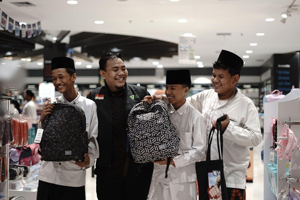 sedekah alquran di ramadan 1446 h11 dompet dhuafa Kebahagiaan adik-adik yatim dan dhuafa ketika bisa berbelanja kebutuhan sekolahnya di Gramedia.