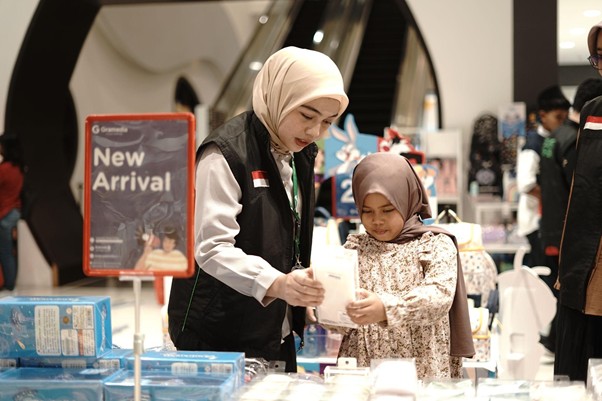 sedekah alquran di ramadan 1446 h7 dompet dhuafa Tim Dompet Dhuafa saat mendampingi salah satu anak memilih tempat pensil dalam acara Belanja Bareng Yatim, yang digelar oleh Gramedia berkolaborasi dengan Dompet Dhuafa.