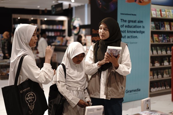 sedekah alquran di ramadan 1446 h8 dompet dhuafa Assyifa Zahra Volunteer Specialist Dompet Dhuafa menemani adik-adik Yatim berbelanja kebutuhan sekolah di Gramedia, pada Kamis (27/3/2025).