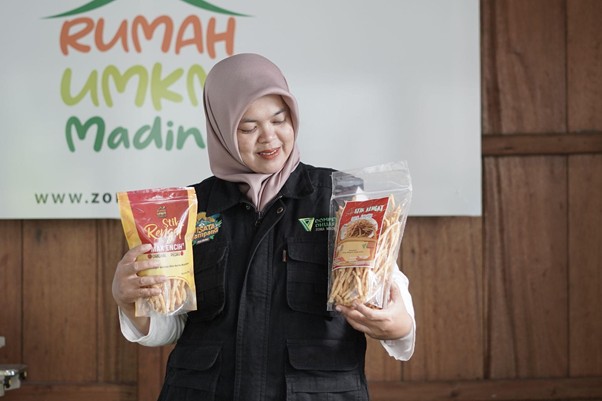 siti hapsoh kartini memberdayakan2 dompet dhuafa Siti Hapsoh dengan produk Stik Rengat buatannya.