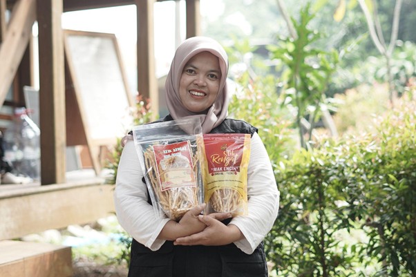 siti hapsoh kartini memberdayakan3 dompet dhuafa Siti Hapsoh dengan produk Stik Rengat buatannya.