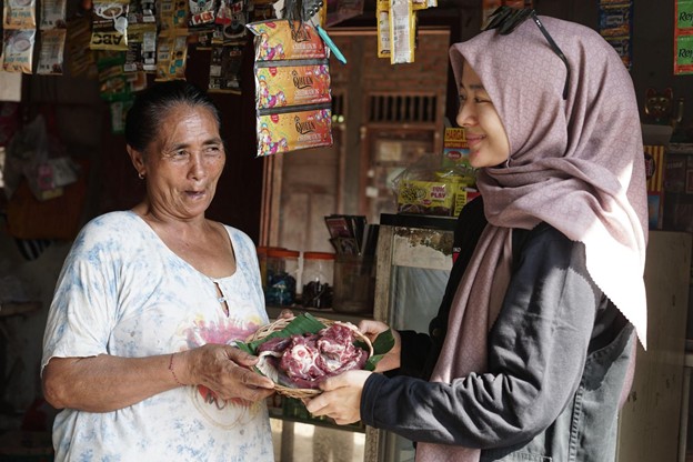 tebar hewan kurban1 dompet dhuafa Warga Bali menerima daging kurban dari Dompet Dhuafa pada Iduladha 1445 H.