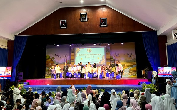zakat day sdi dian didaktika4 dompet dhuafa Pemberian santunan anak asuh Sekolah Islam Dian Didaktika.