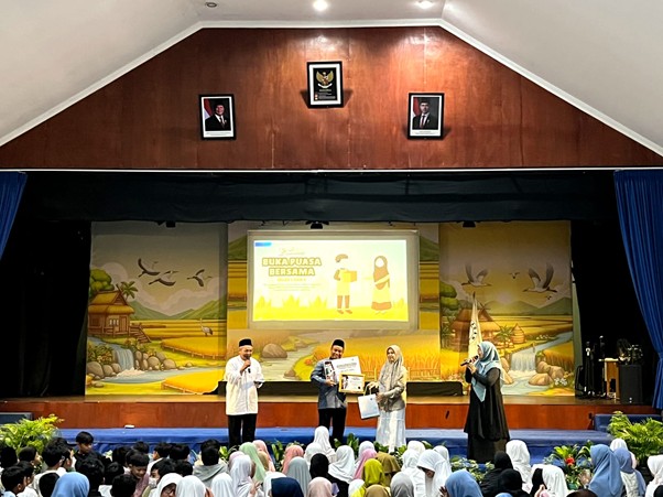 zakat day sdi dian didaktika5 dompet dhuafa Penyerahan Simbolis Zakat Fitrah oleh SD Islam Dian Didaktika kepada Dompet Dhuafa.