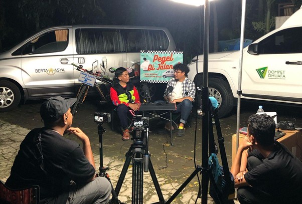 mudik dengan sepeda2 dompet dhuafa Sandi, Pejuang Mudik yang menggunakan sepeda dari Cikarang menuju Gunung Kidul, berbagi cerita kepada Dompet Dhuafa dalam program Podcast Bertamasya Edisi Ngetem di Pos Mudik Cirebon Power bersama Host, Ilham Pradipta, Kamis (27/03/2025) dini hari.