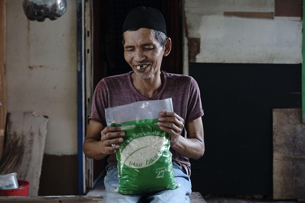 Hadi menerima beras zakat fitrah dari Dompet Dhuafa, Sabtu (29/03/2025).