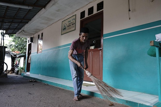 Hadi (44) sehari-hari bekerja sebagai marbot di Musala Nurul Iman Tanah Kusir, Kebayoran Lama, Jakarta Selatan.