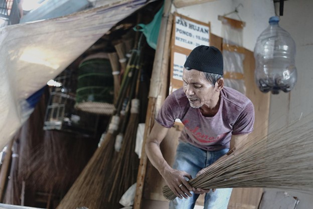 Selain menjadi marbot, Hadi juga bekerja sebagai penjual sapu yang ia buat sendiri.