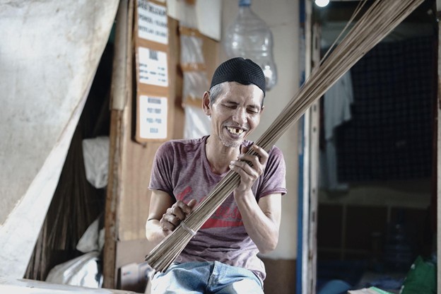 Keterbatasannya dalam penglihatan tak menjadi penghalang untuk terus produktif dan menghidupi dirinya sendiri.