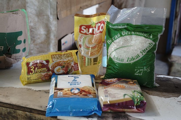 Selain beras zakat fitrah, Dompet Dhuafa juga menyalurkan tepung terigu, mi instan, minyak goreng dan gula yang dikemas dalam 300 paket.
