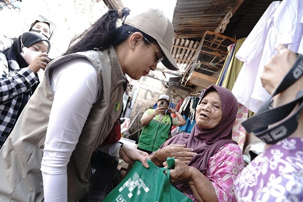 Tak hanya Fairuz A. Rafiq, aktris ternama tanah air Marcella Zalianty pun turut membagikan beras zakat fitrah dan paket sembako lainnya di kawasan Tanah Kusir, Kebayoran Baru, Jakarta Selatan pada Sabtu (29/03/2025).