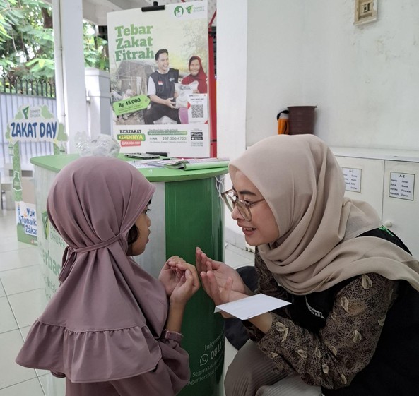 zakat day tk islam tugasku4 dompet dhuafa Pembacaan do’a setelah menunaikan zakat fitrah oleh amil Dompet Dhuafa.