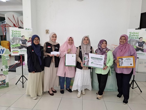 zakat day tk islam tugasku5 dompet dhuafa Penyerahan secara simbolis dana zakat oleh TK Islam Tugasku.