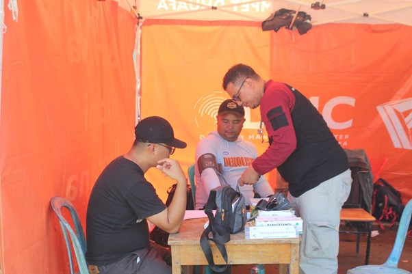 Pemeriksaan gratis oleh LKC Dompet Dhuafa kepada para penyintas banjir Desa Togid, Kecamatan Tutuyan, Kabupaten Bolaang Mongondow Timur, Sulawesi Utara.