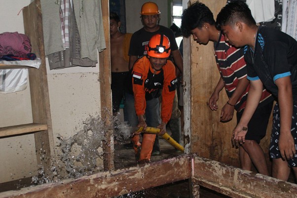 banjir bandang bolaang mongondow timur3 dompet dhuafa Penanganan banjir di Desa Togid, Kecamatan Tutuyan, Kabupaten Bolaang Mongondow Timur, Sulawesi Utara oleh DMC Dompet Dhuafa.
