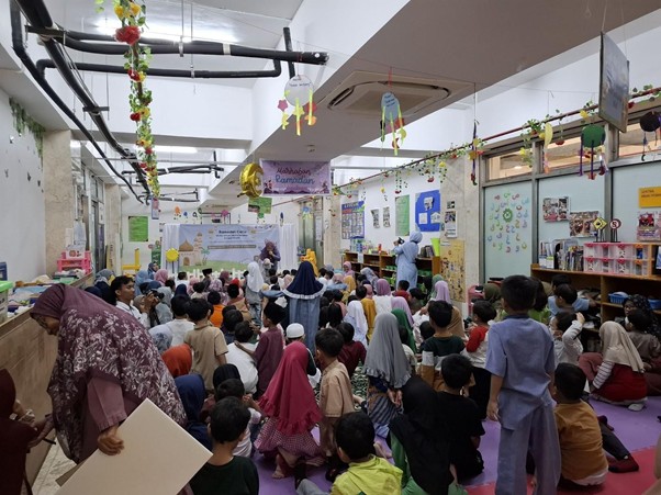 bantuan kemanusiaan kbra istiqlal untuk palestina2 dompet dhuafa Antusias siswa dan siswi KB-RA Istiqlal saat mendengarkan cerita “Takbir Kemenangan” dari pendingeng, Nia.