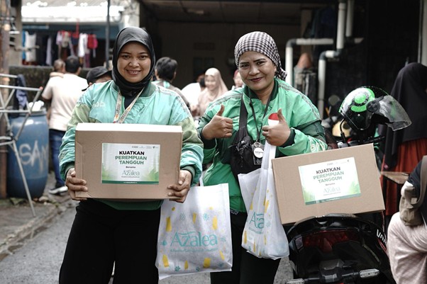 bantuan untuk ojol perempuan1 dompet dhuafa Para perempuan Ojol saat menerima paket sembako.