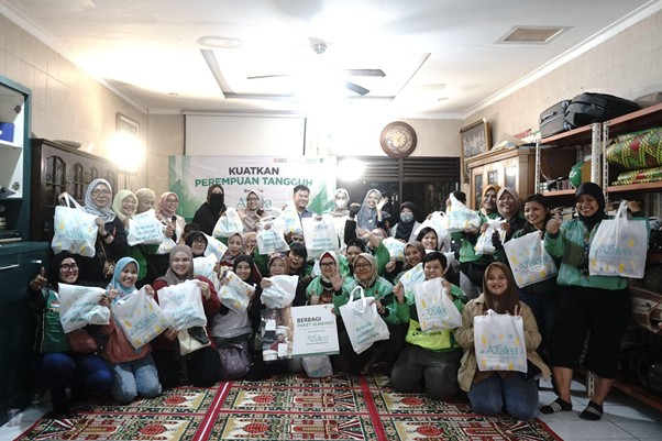 bantuan untuk ojol perempuan10 dompet dhuafa Sesi foto bersama perwakilan Azalea, Dompet Dhuafa, Gerak Bareng dan para perempuan tangguh yang berprofesi menjadi Ojol.