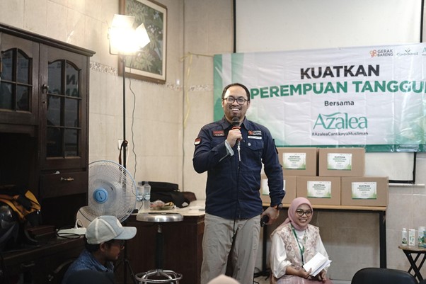 bantuan untuk ojol perempuan2 dompet dhuafa Pembina Gerak Bareng, Ahmad Zaki menyampaikan sambutannya sembari berdialog dengan para Ojol perempuan di Sekretariat Gerak Bareng, Senin (26/05/2025).