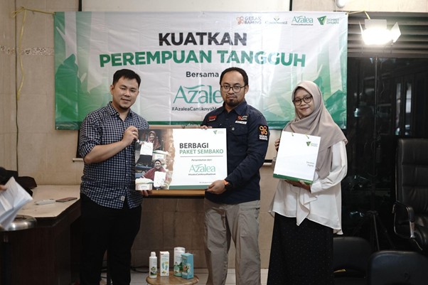 bantuan untuk ojol perempuan4 dompet dhuafa Simbolisasi penyaluran paket sembako bersama pihak dari Azalea, Gerak Bareng dan Dompet Dhuafa di Sekretariat Gerak Bareng.