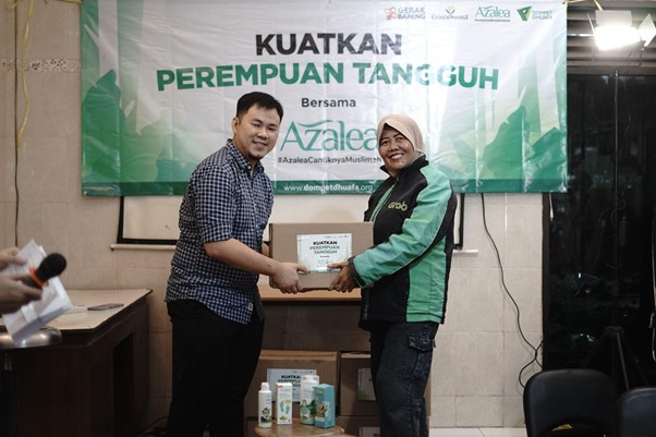 bantuan untuk ojol perempuan5 dompet dhuafa Penyaluran sembako yang berisi beras, minyak, tepung, mie instan, dan sebagainya kepada penerima manfaat.