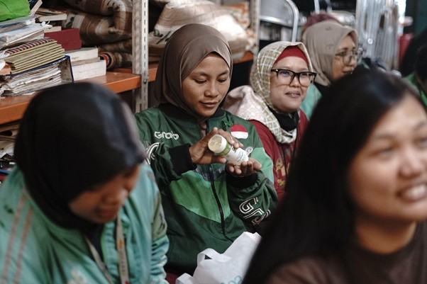 bantuan untuk ojol perempuan6 dompet dhuafa Penerima manfaat yang merupakan Ojol perempuan terlihat bahagia setelah menerima produk Azalea yang salah satunya merupakan Zaitun Oil.