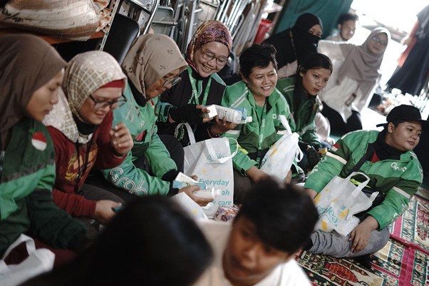 bantuan untuk ojol perempuan7 dompet dhuafa Tersemat tawa di tengah-tengah agenda penyaluran bantuan sembako dan produk perawatan kulit dari Azalea, Senin (26/05/2025).