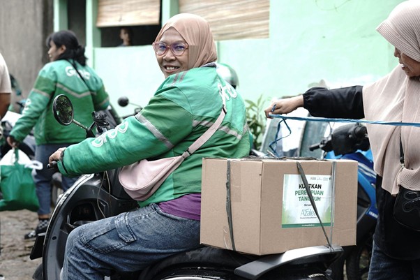 bantuan untuk ojol perempuan9 dompet dhuafa Senyum terukir pada wajah para perempuan tangguh setelah menerima paket sembako, Senin (26/06/2025).