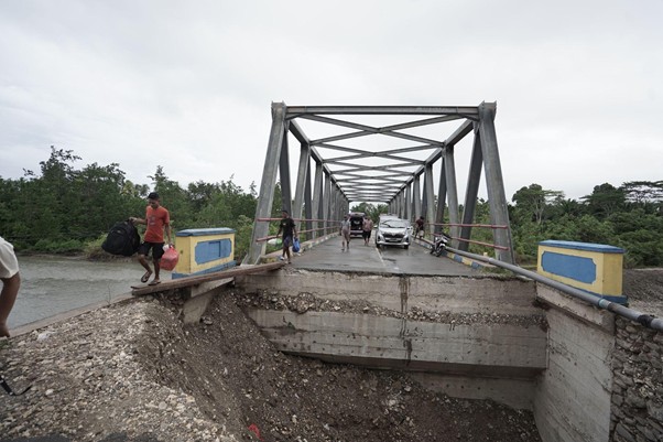 bitorik merindukan daging kurban2 dompet dhuafa Jembatan satu-satunya akses menuju Negeri Manggis runtuh.
