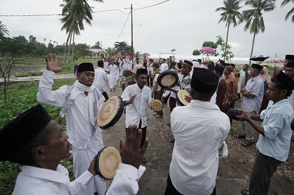 bitorik merindukan daging kurban5 dompet dhuafa Warga Bitorik menyambut dengan berbagai pertunjukan adat.