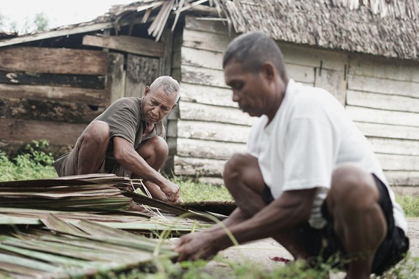 bitorik merindukan daging kurban7 dompet dhuafa Warga Bitorik menganyam daun sagu sebagai atap rumah.
