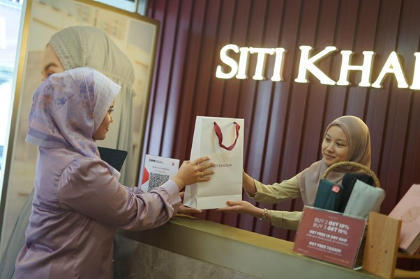 Siti Khadijah menyerahkan donasi untuk terus mendukung perjuangan warga Gaza melalui kampanye “Menjawab Panggilan Al-Aqsa”.