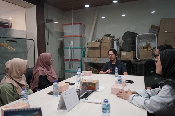 Selain mendiskusikan situasi terkini Gaza, Siti Khadijah menyalurkan hasil donasi melalui pembelian produknya di Butik Siti Khadijah Bintaro, Tangerang Selatan, Banten.