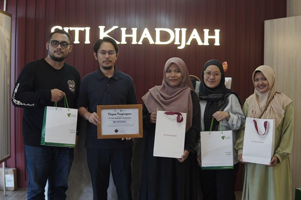 Sesi simbolis penyerahan donasi Siti Khadijah untuk terus dukung perjuangan warga Gaza melalui kampanye, “Menjawab Panggilan Al-Aqsa”.