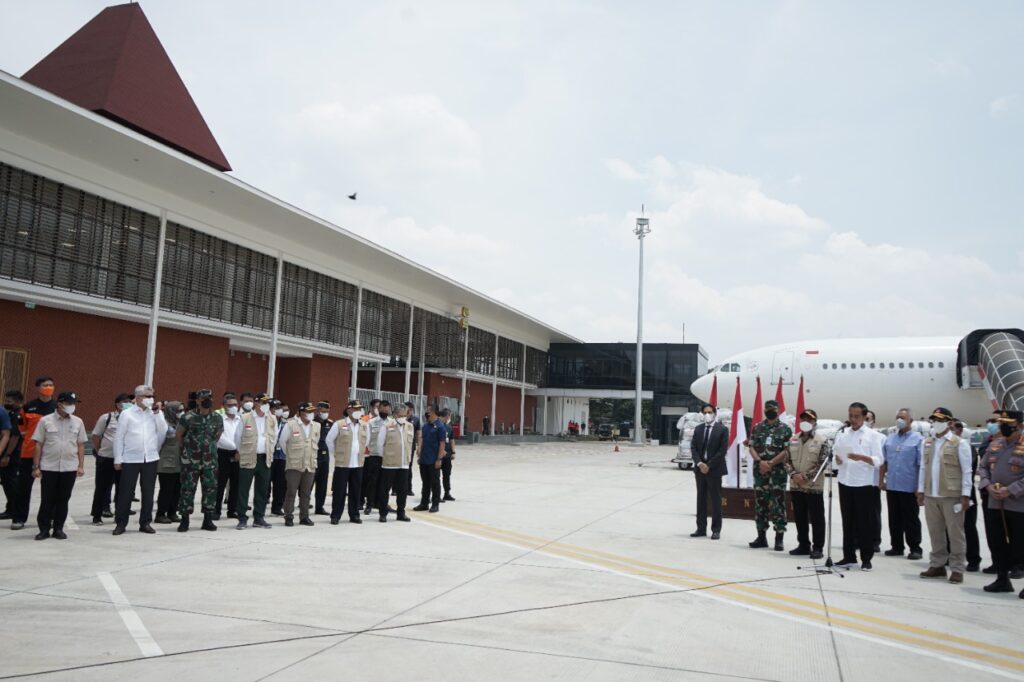 jokowilepaspengirimanbantuandmcuntukpenyintasbanjirpakistan1 dompet dhuafa