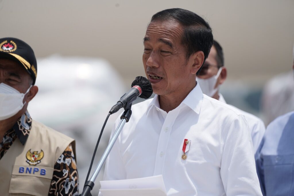 jokowilepaspengirimanbantuandmcuntukpenyintasbanjirpakistan2 dompet dhuafa