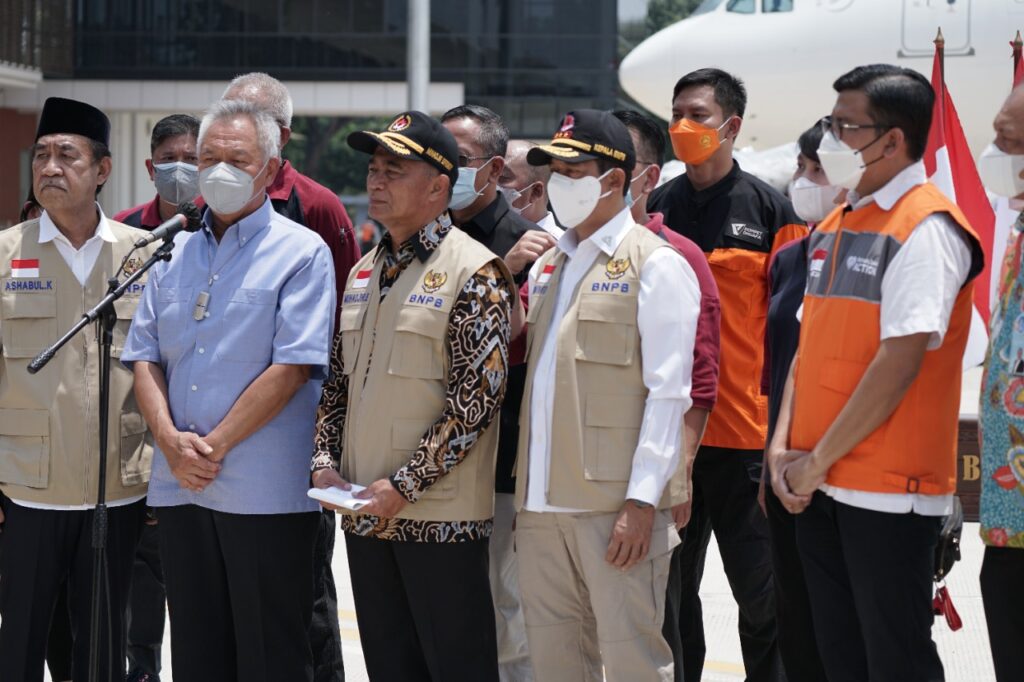 jokowilepaspengirimanbantuandmcuntukpenyintasbanjirpakistan5 1 dompet dhuafa