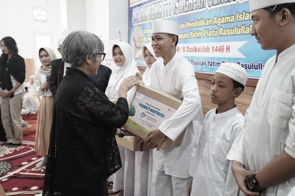 kerja sama muliakan yatim bersama tokio marine1 dompet dhuafa Penyaluran paket nutrisi oleh Dompet Dhuafa, Tokio Marine Indonesia, dan Pigeon untuk anak-anak Yayasan Yatim Piatu Rasulullah SAW, Jakarta Pusat, pada Rabu (30/4/2025).