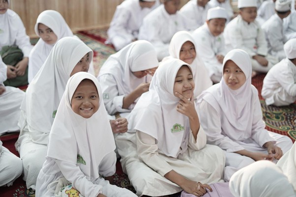 kerja sama muliakan yatim bersama tokio marine2 dompet dhuafa Senyuman anak-anak Yayasan Yatim Piatu Rasulullah SAW, Jakarta Pusat, dalam kegiatan penyaluran paket nutrisi oleh Dompet Dhuafa, Tokio Marine Indonesia, dan Pigeon, pada Rabu (30/4/2025).