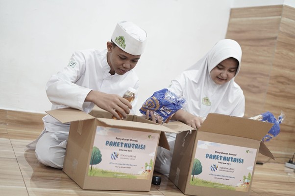 kerja sama muliakan yatim bersama tokio marine4 dompet dhuafa Julian Arbi (kiri) dan Keyla Heryvaneza (kanan) mendapatkan paket nutrisi persembahan dari Dompet Dhuafa, Tokio Marine Indonesia, dan Pigeon, Rabu (30/4/2025).