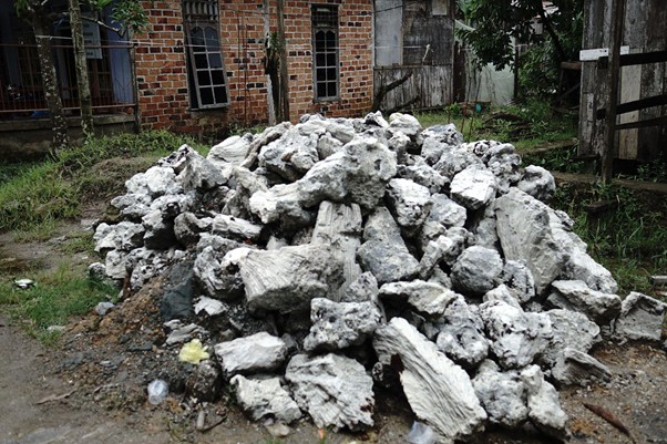 kisah amsiah tentang ibadah kurban dan pengorbanan3 dompet dhuafa Pemecah batu karang menjadi mata pencaharian masyarakat desa Kuruwato, selain petani dan nelayan.