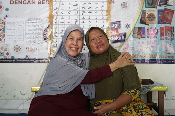 Dari kiri: Bunda Ellen (58) yang merupakan salah satu pembina di Pesantren Mualaf Indonesia Dompet Dhuafa Cabang Bali dan Asih (58).