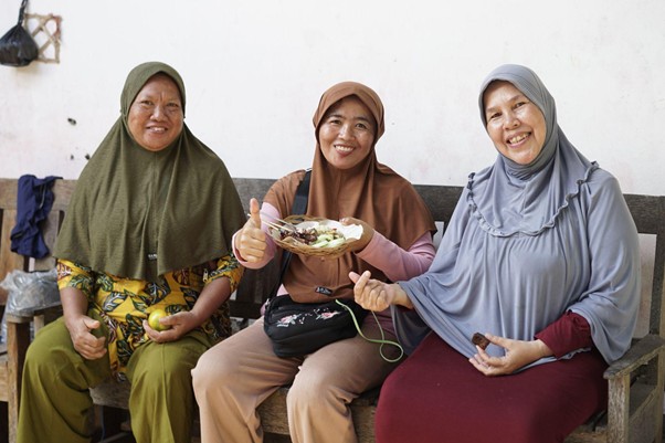 Asih bersama teman-temannya yang merupakan mualaf usai melakukan prosesi penyembelihan hingga mengolah daging kurban bersama.